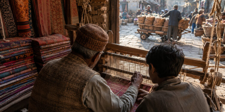Everyday Threads and the Slow Formation of Regions